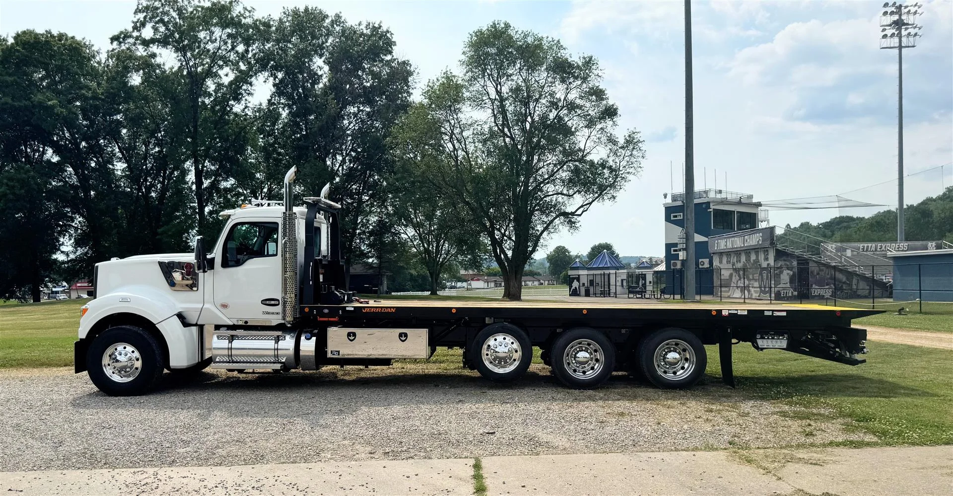 2027 Kenworth W990 in London, OH — photo 4