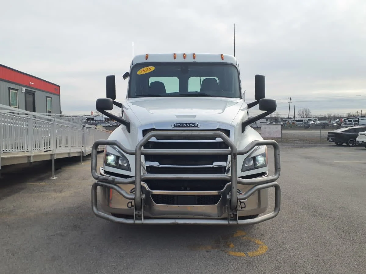 2020 Freightliner Cascadia in Clarksville, IN — photo 2