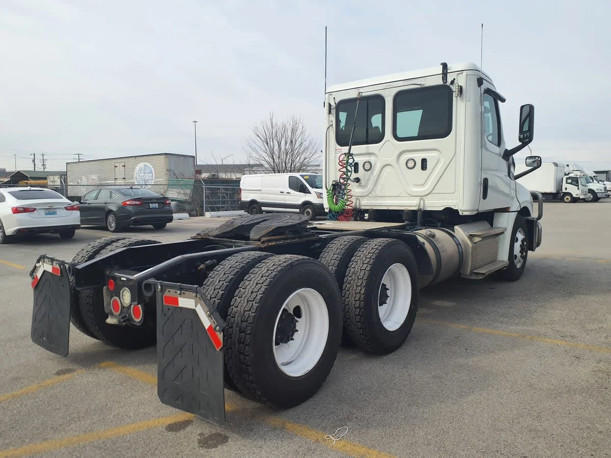 2020 Freightliner Cascadia in Clarksville, IN — photo 4