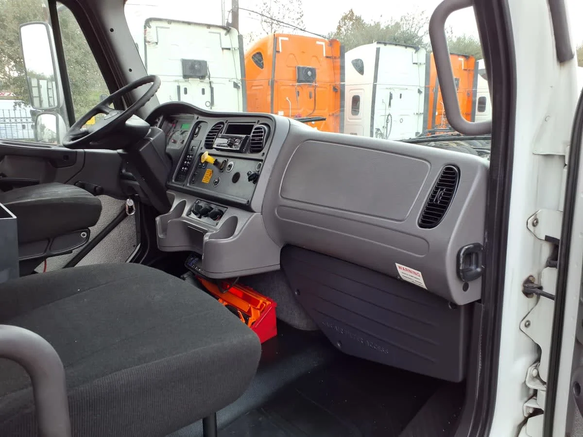 2019 Freightliner M2 106 in Houston, TX — photo 12