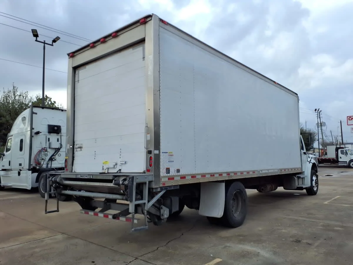 2019 Freightliner M2 106 in Houston, TX — photo 4