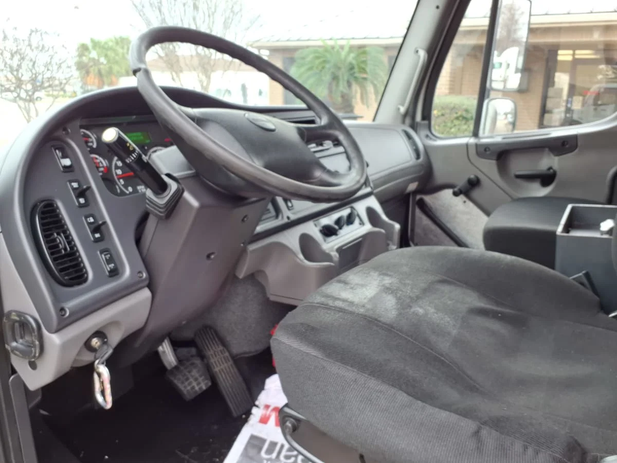 2019 Freightliner M2 106 in Houston, TX — photo 8