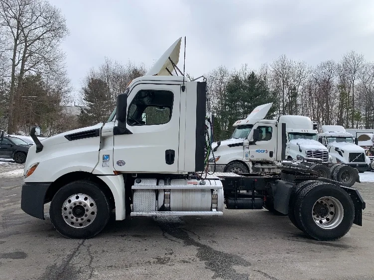 2019 Freightliner Cascadia - image 4