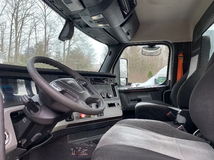 2019 Freightliner Cascadia - image 10