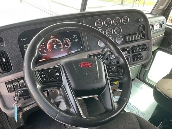 2022 Peterbilt 389 - image 12