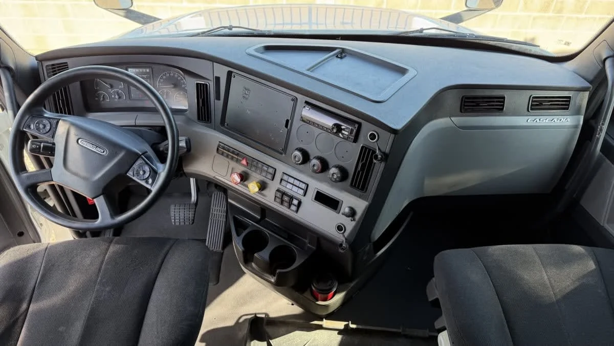 2021 Freightliner Cascadia in Phoenix, AZ — photo 7