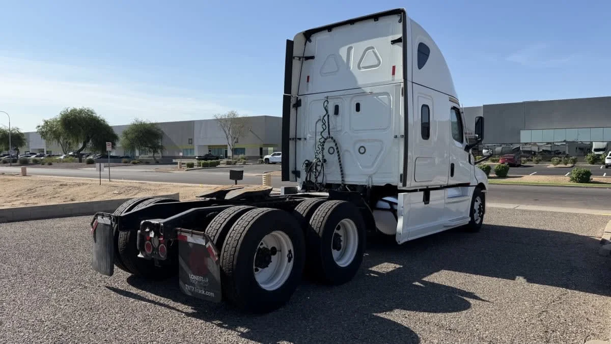 2021 Freightliner Cascadia in Phoenix, AZ — photo 4