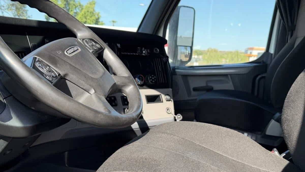 2021 Freightliner Cascadia in Phoenix, AZ — photo 13