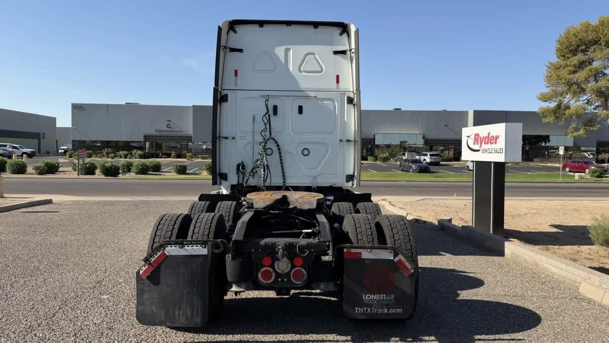 2021 Freightliner Cascadia in Phoenix, AZ — photo 5