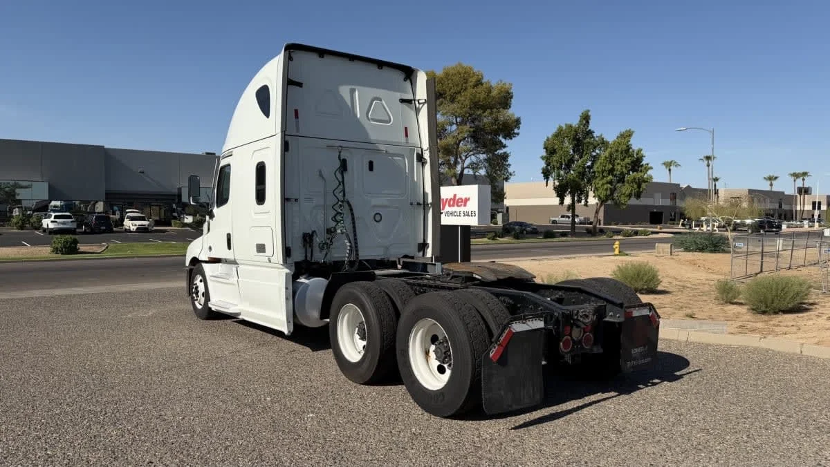 2021 Freightliner Cascadia in Phoenix, AZ — photo 6
