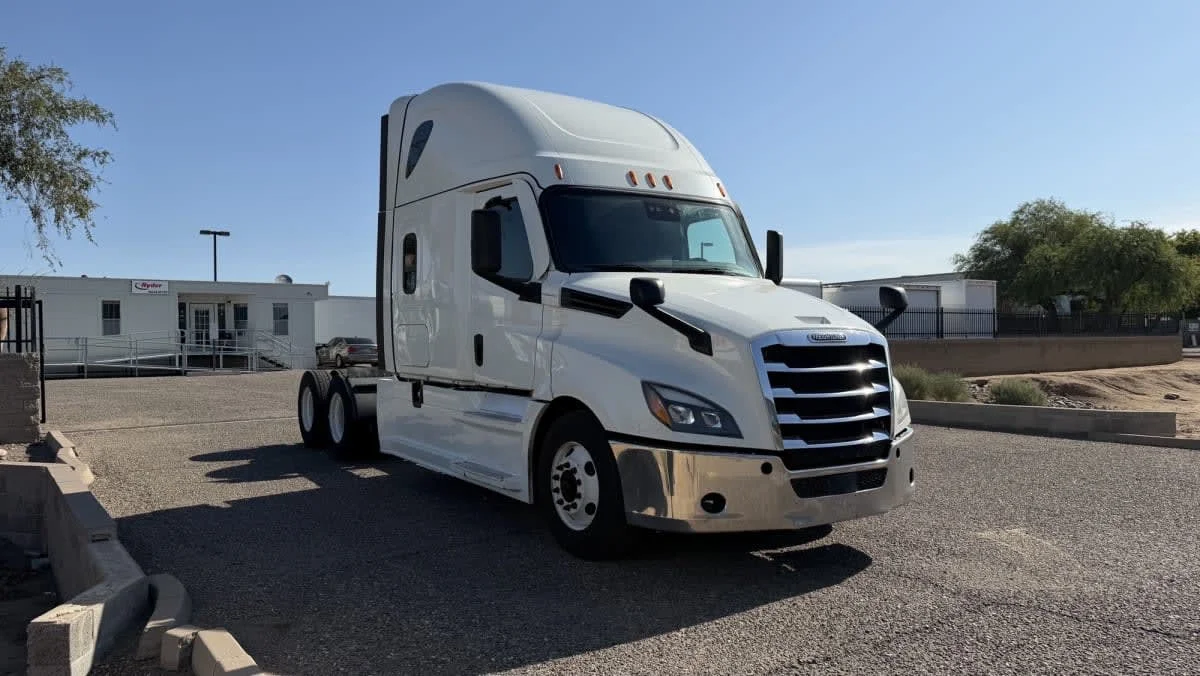 2021 Freightliner Cascadia in Phoenix, AZ — photo 3