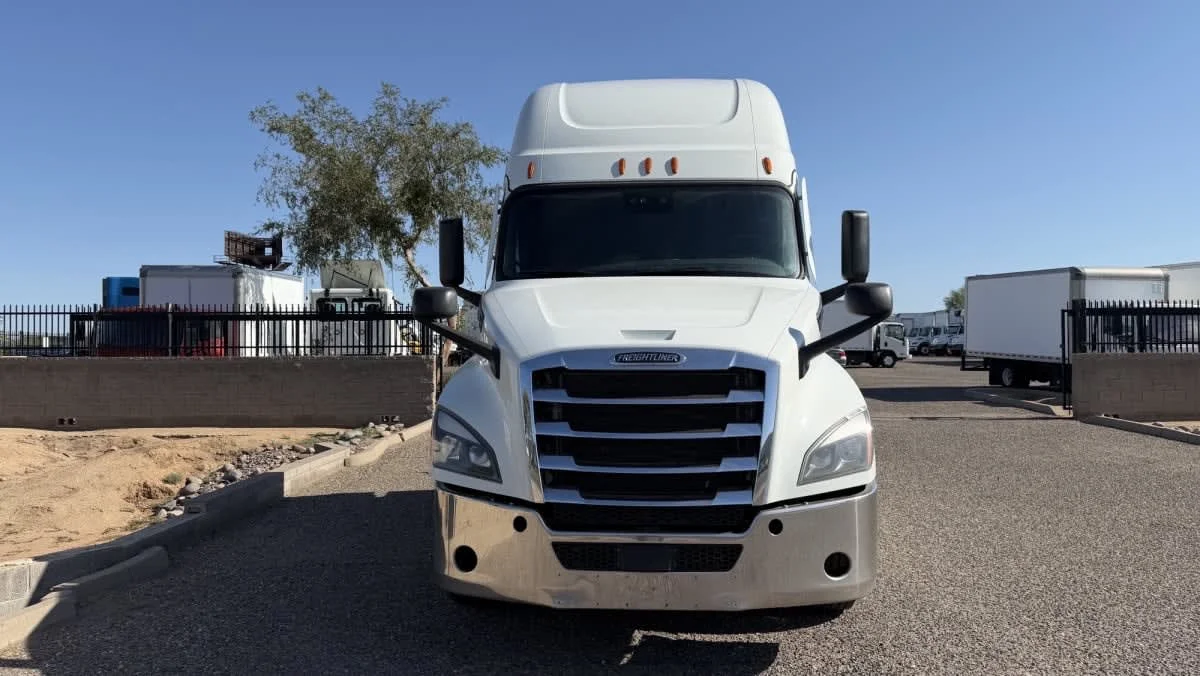 2021 Freightliner Cascadia in Phoenix, AZ — photo 2