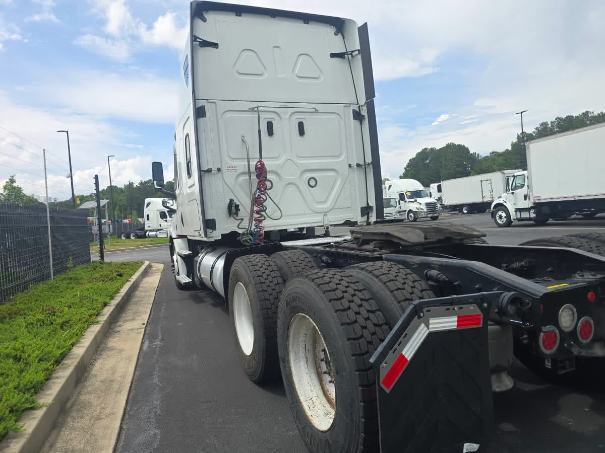 2022 Freightliner Cascadia in Atlanta, GA — photo 6