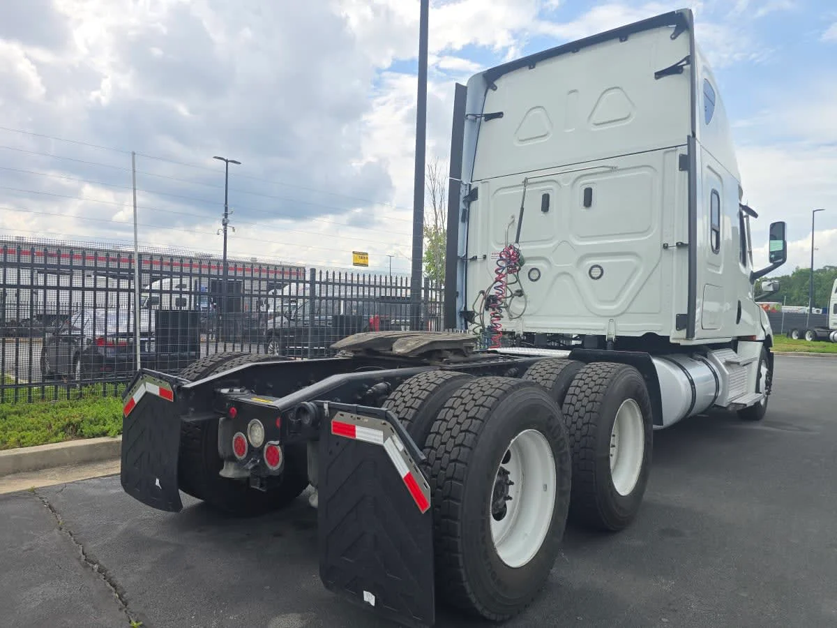 2022 Freightliner Cascadia in Atlanta, GA — photo 4