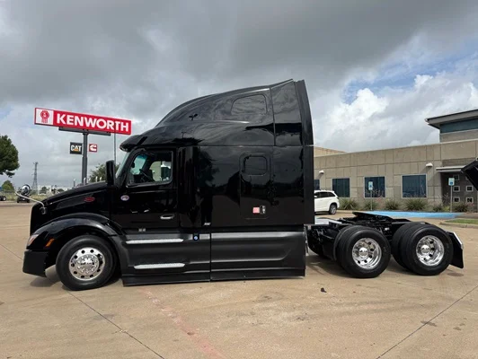 2023 Peterbilt 579 in Dallas, TX — photo 9