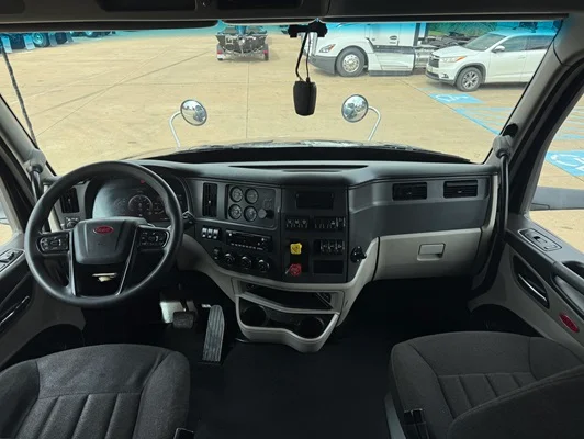 2023 Peterbilt 579 in Dallas, TX — photo 3