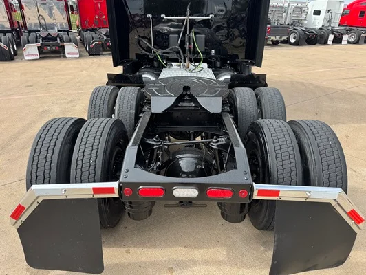 2023 Peterbilt 579 in Dallas, TX — photo 4