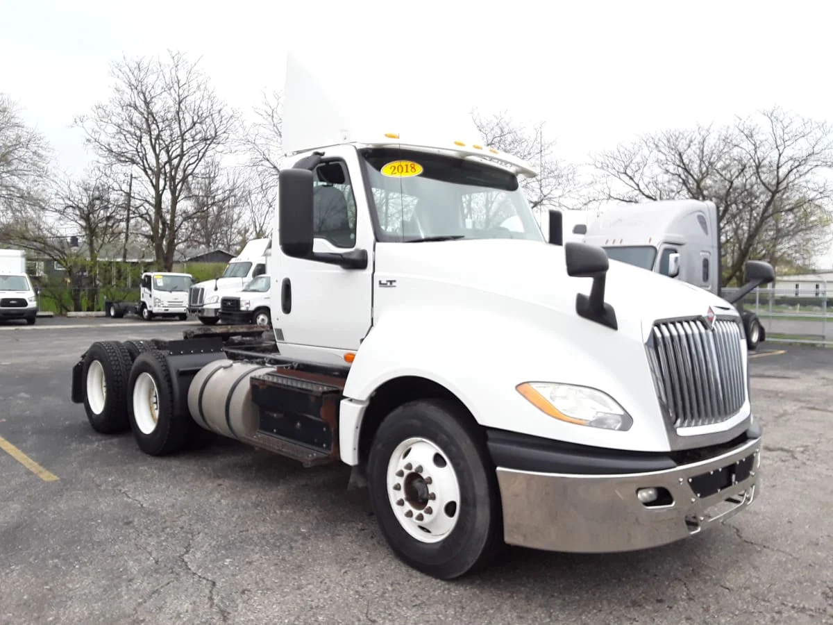 2018 International LT - image 3