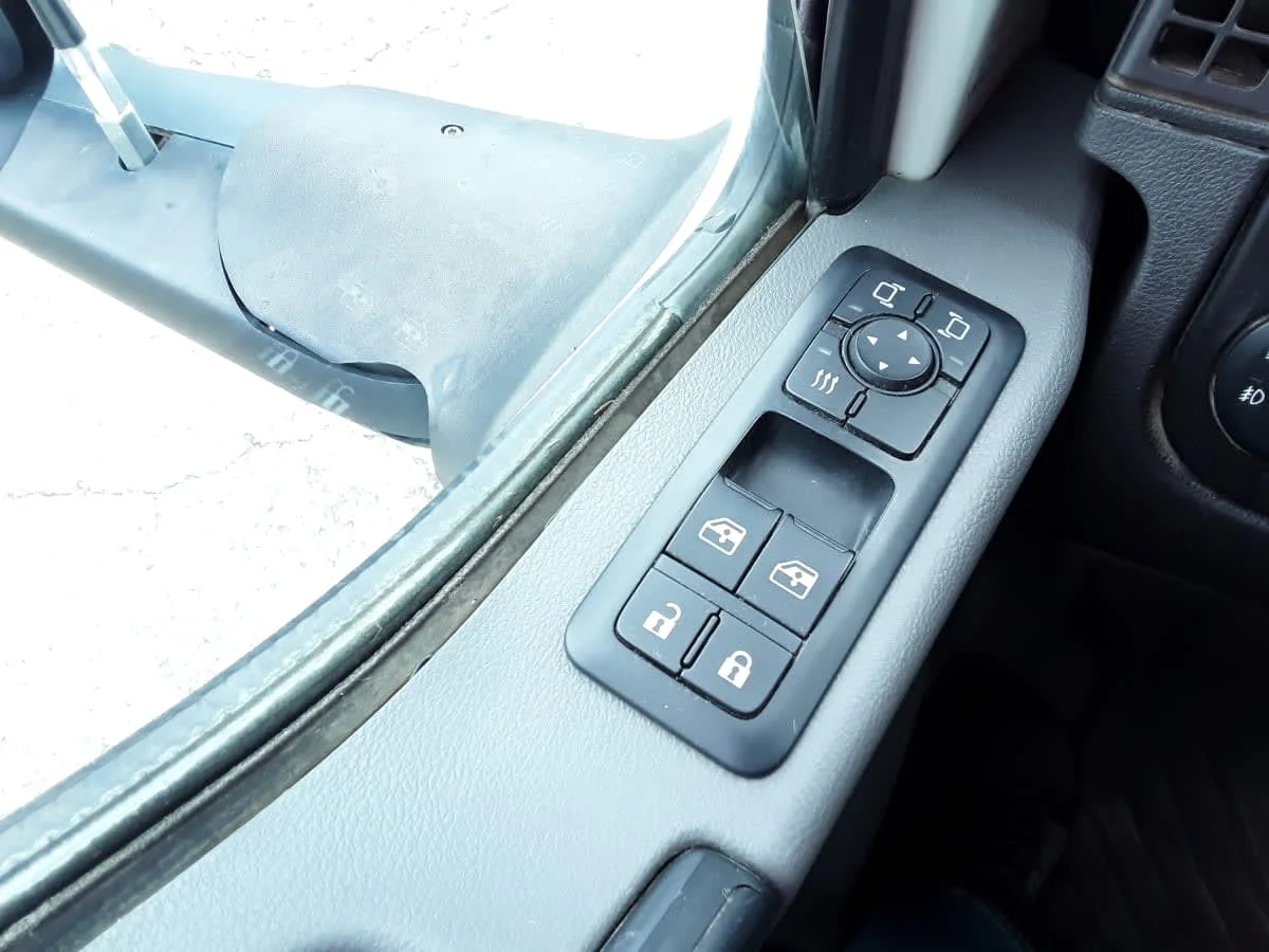 2018 International LT - image 14