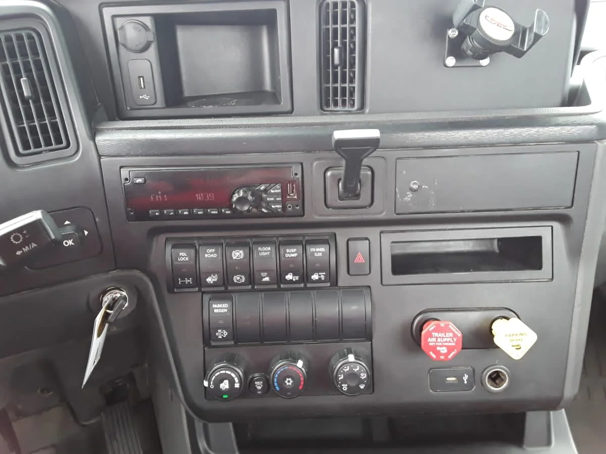 2018 International LT - image 12