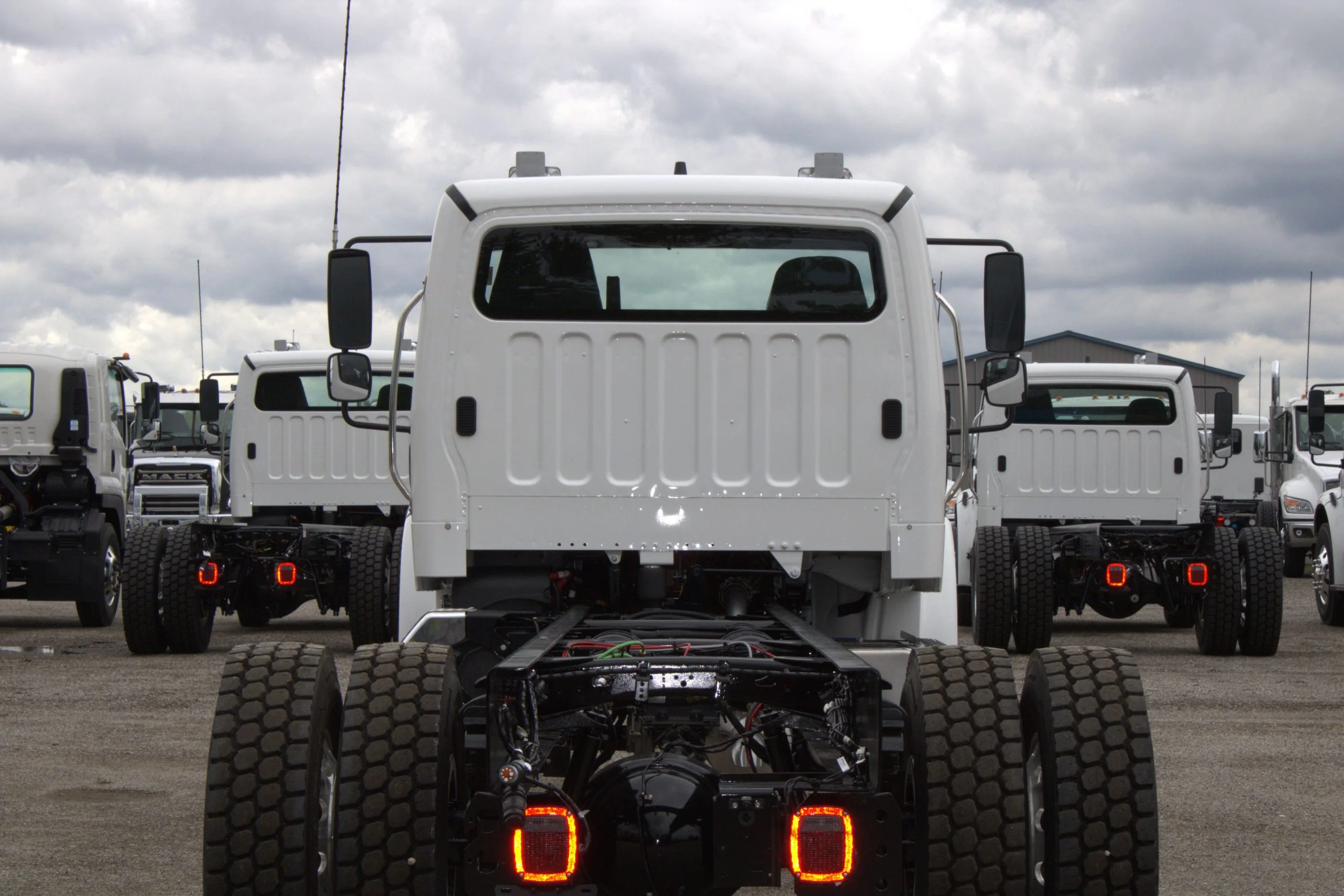 2027 Freightliner eM2 — photo 6