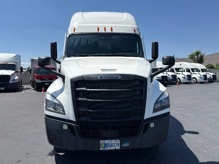 2023 Freightliner Cascadia - image 2
