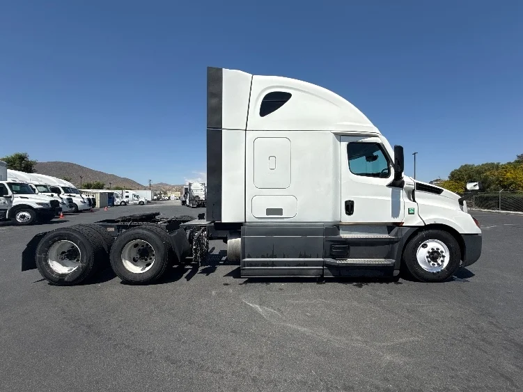2023 Freightliner Cascadia - image 8