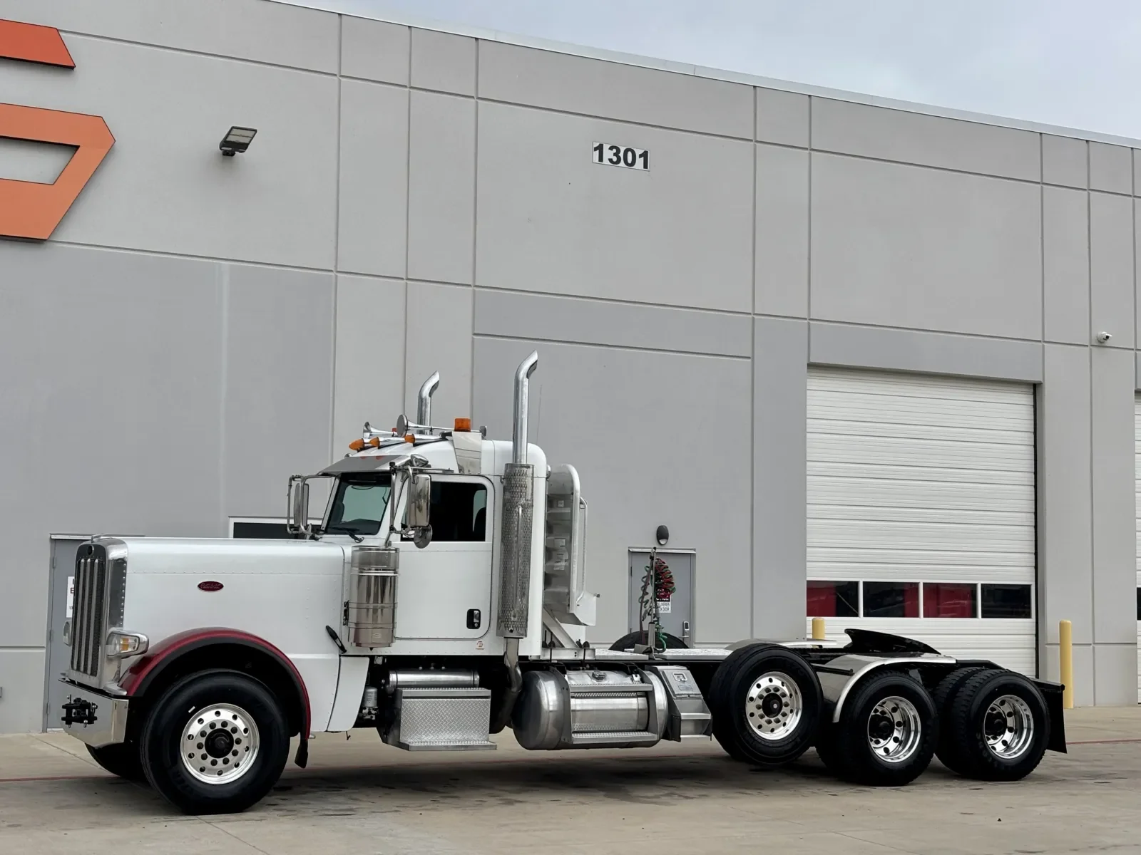 2017 Peterbilt 389 - image 2