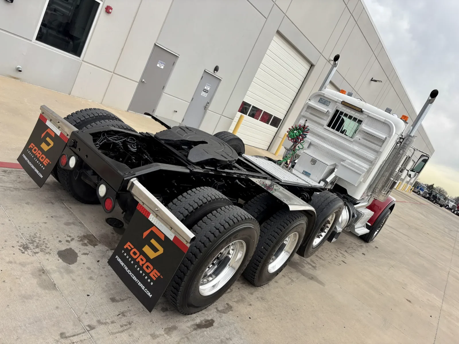 2017 Peterbilt 389 - image 11