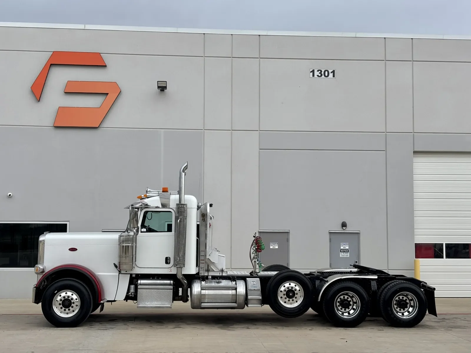 2017 Peterbilt 389 - image 4