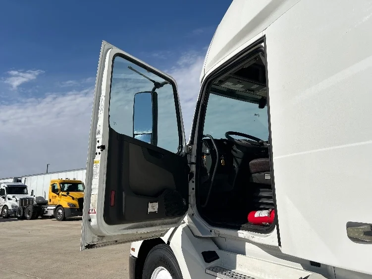 2023 Volvo VNL 760 - image 9