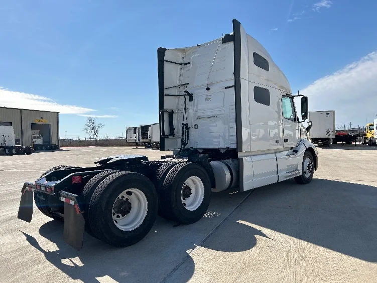 2023 Volvo VNL 760 - image 7