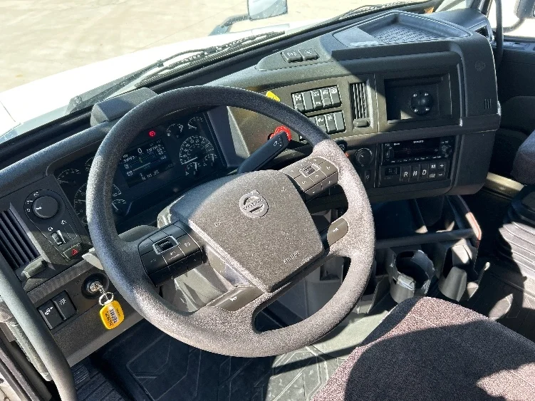 2023 Volvo VNL 760 - image 10