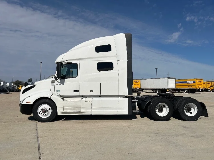 2023 Volvo VNL 760 - image 4
