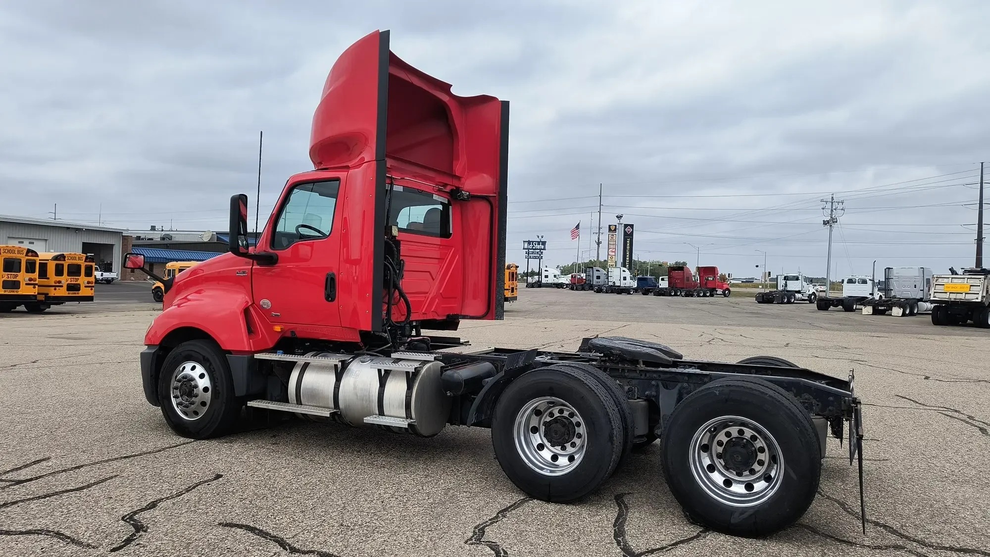 2020 International LT - image 2