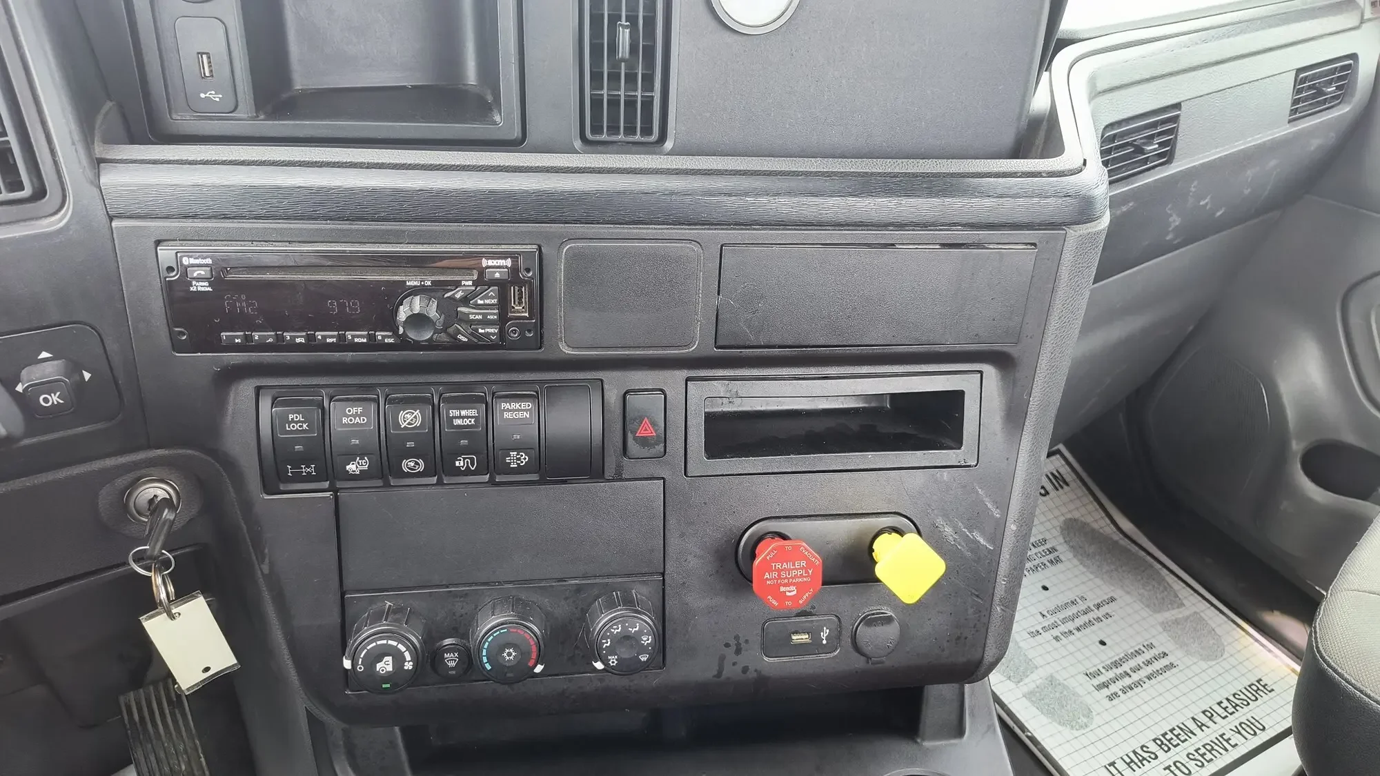 2020 International LT - image 7