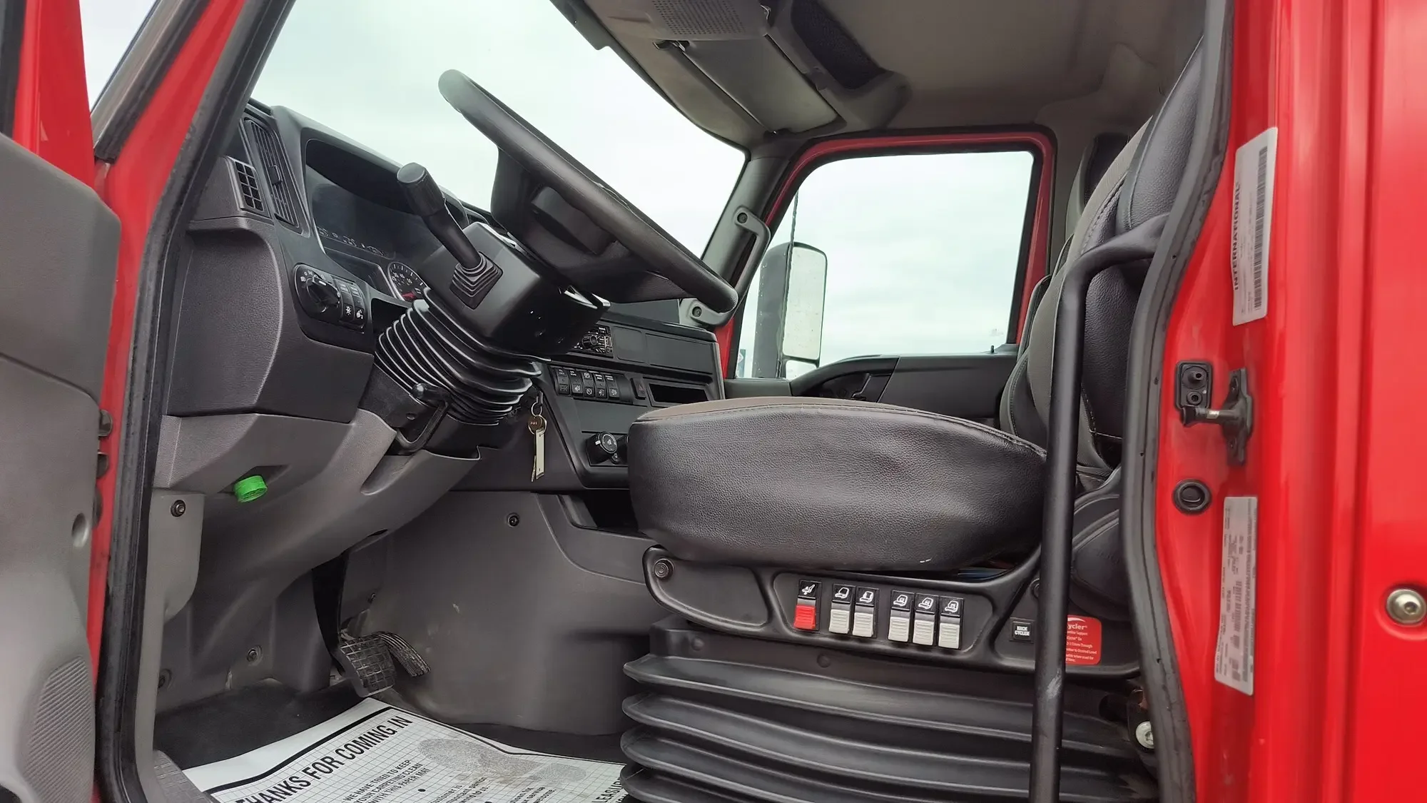 2020 International LT - image 8