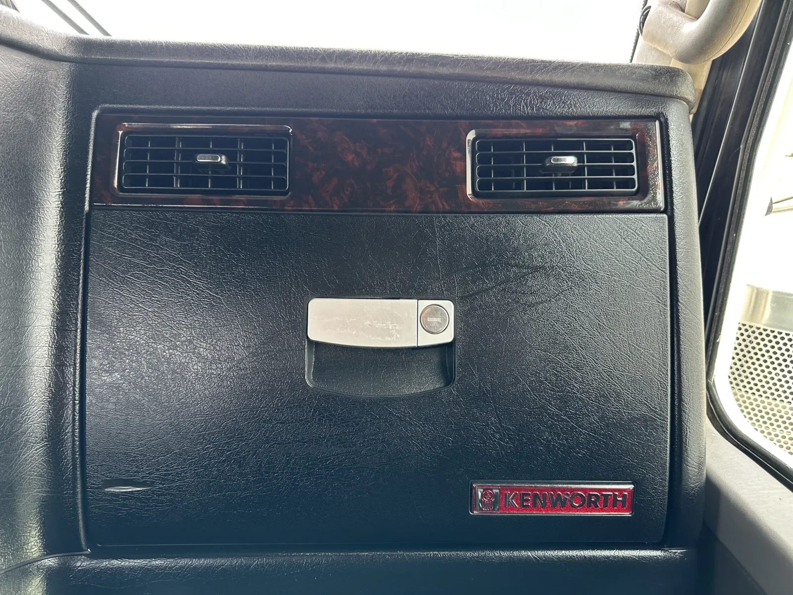 2016 Kenworth T800 in Hutchins, TX — photo 19