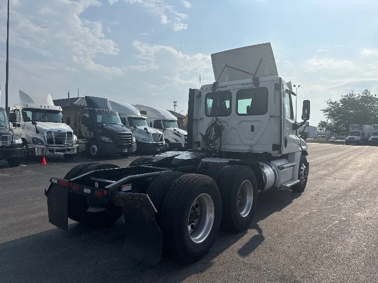 2019 Freightliner Cascadia in La Porte, IN — photo 7