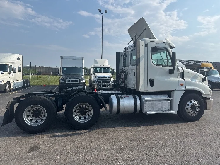 2019 Freightliner Cascadia in La Porte, IN — photo 8