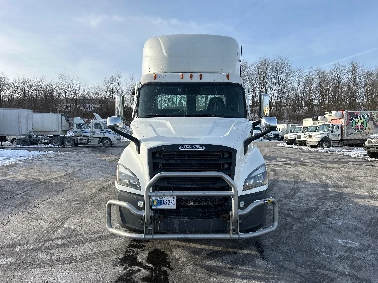 2022 Freightliner Cascadia - image 2