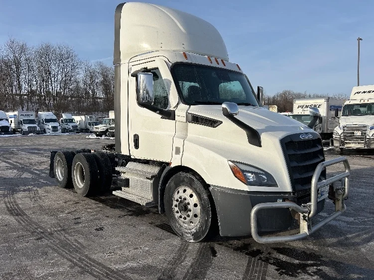 2022 Freightliner Cascadia - image 1