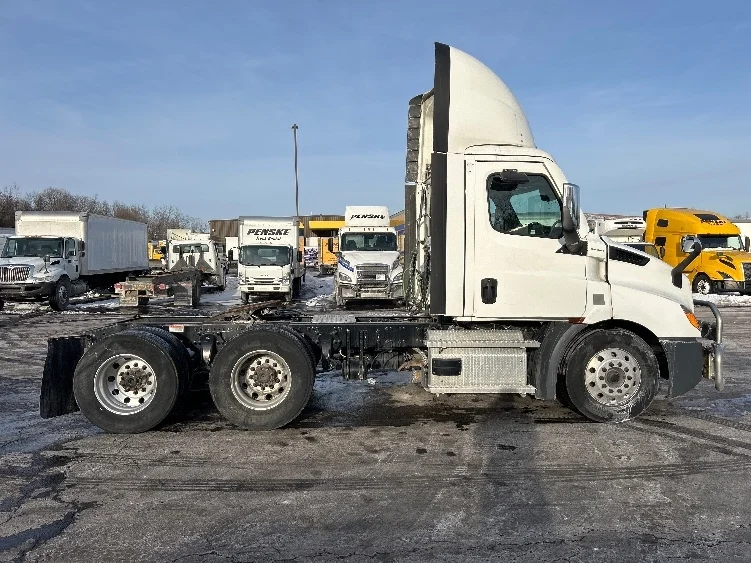 2022 Freightliner Cascadia - image 8