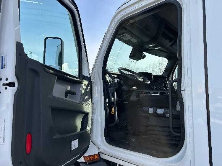 2022 Freightliner Cascadia - image 9