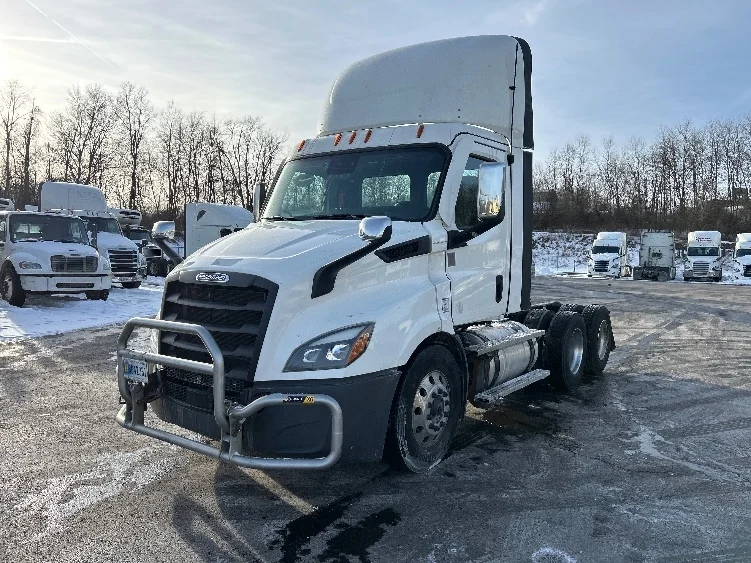 2022 Freightliner Cascadia - image 3