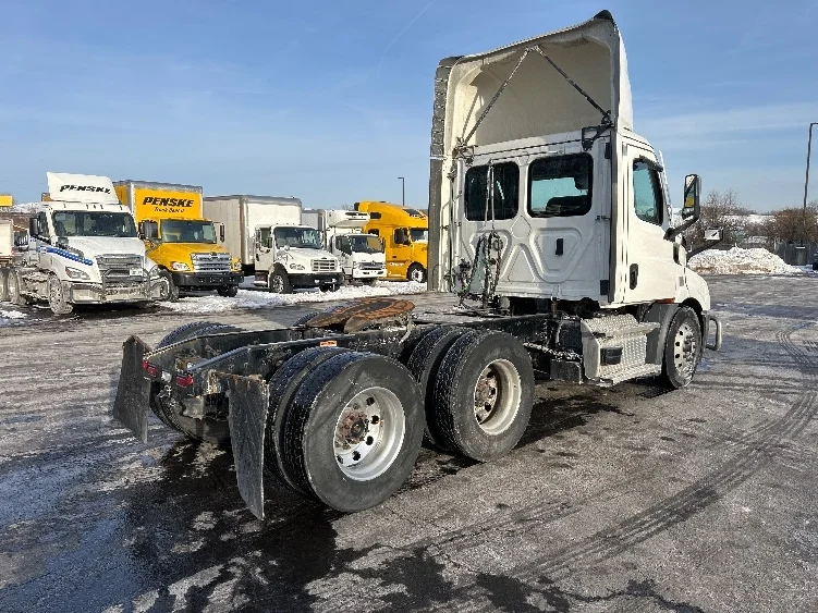2022 Freightliner Cascadia - image 7