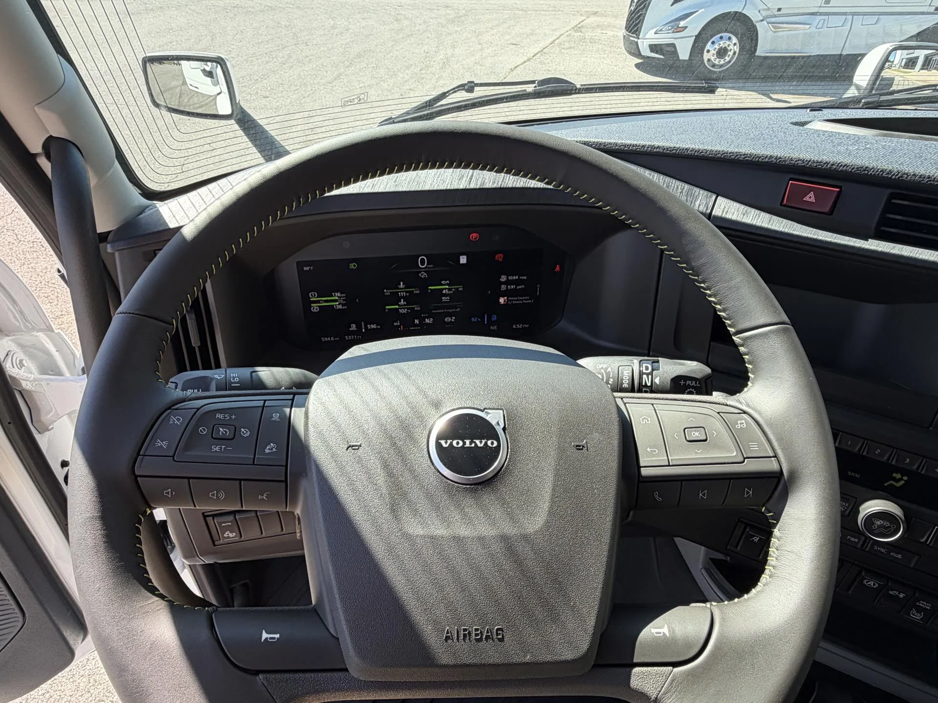 2026 Volvo VNL 860 - image 19