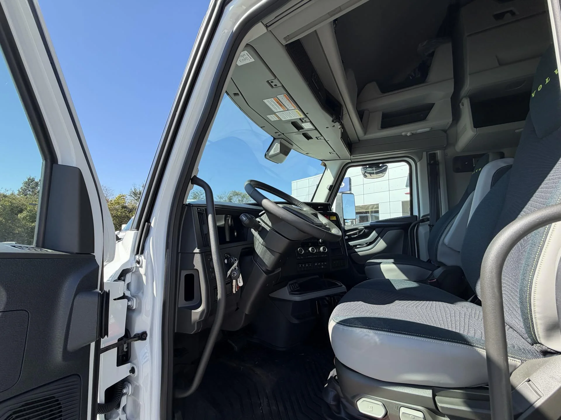 2026 Volvo VNL 860 - image 12