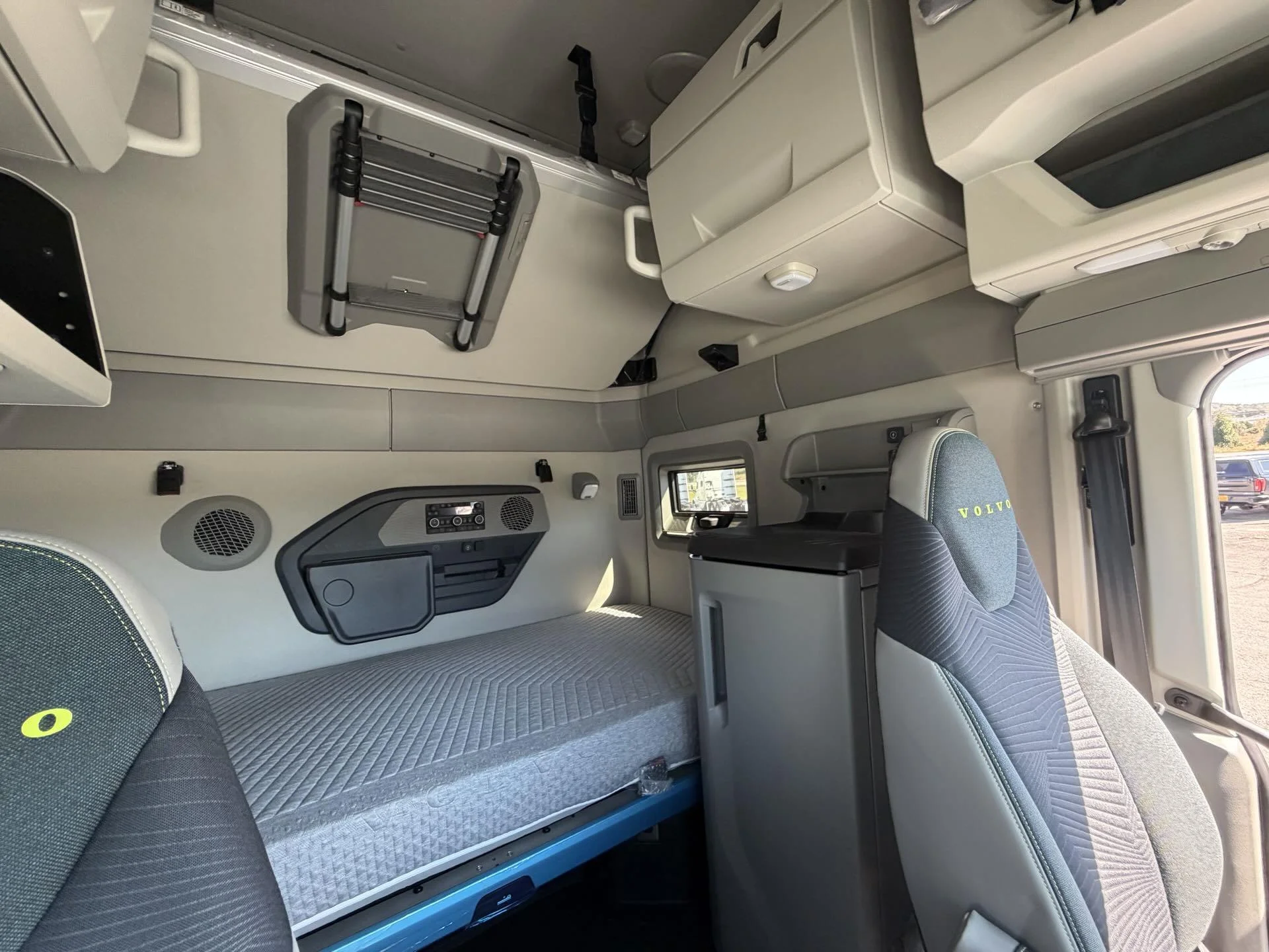 2026 Volvo VNL 860 - image 27