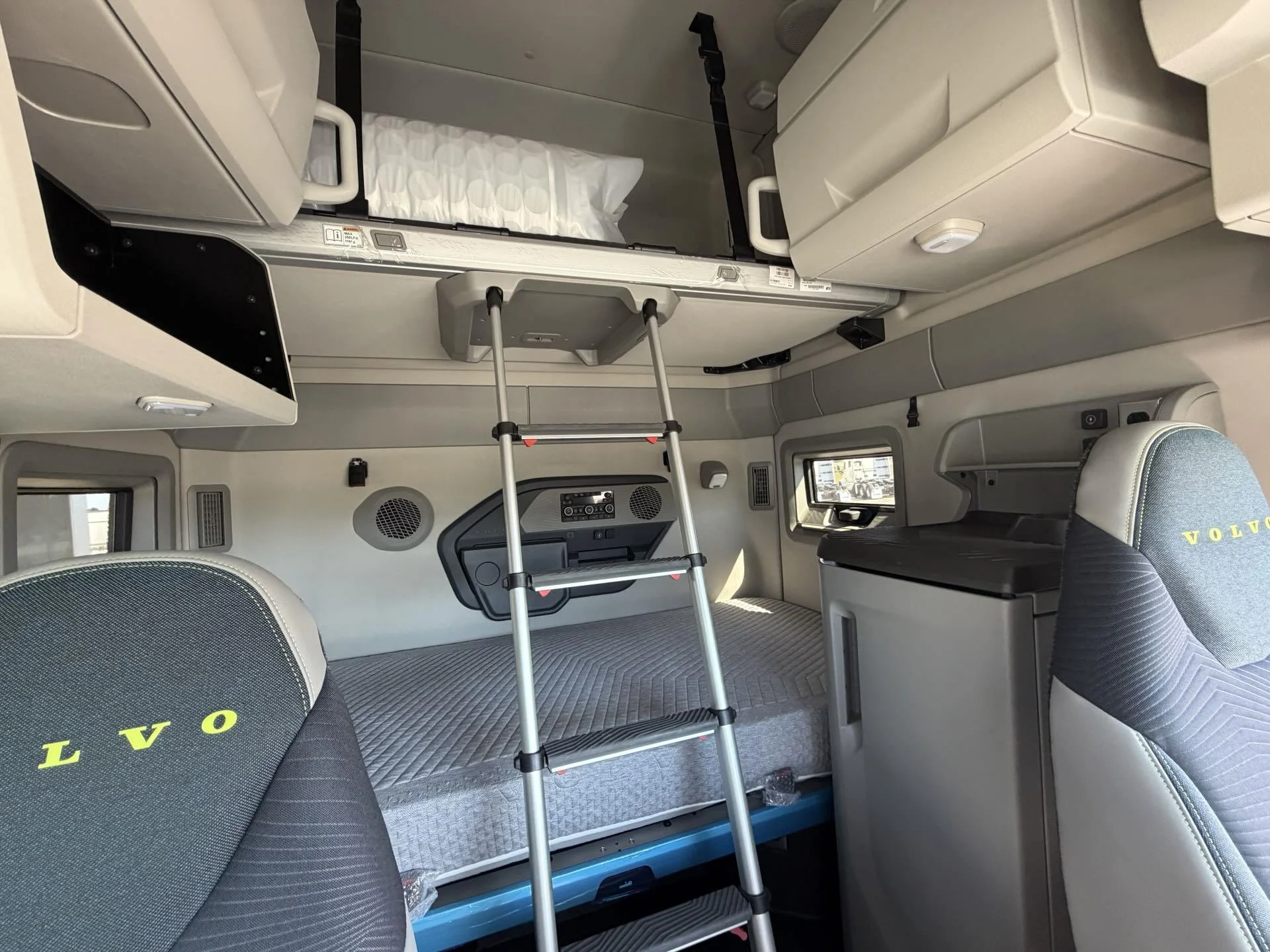 2026 Volvo VNL 860 - image 21